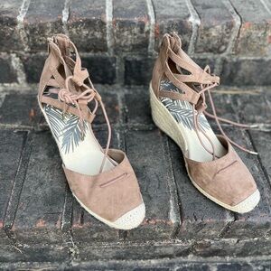 (New)🤎DV by Dolce Vita Tan Espadrille Wedges with Lace-Up Ankle Strap